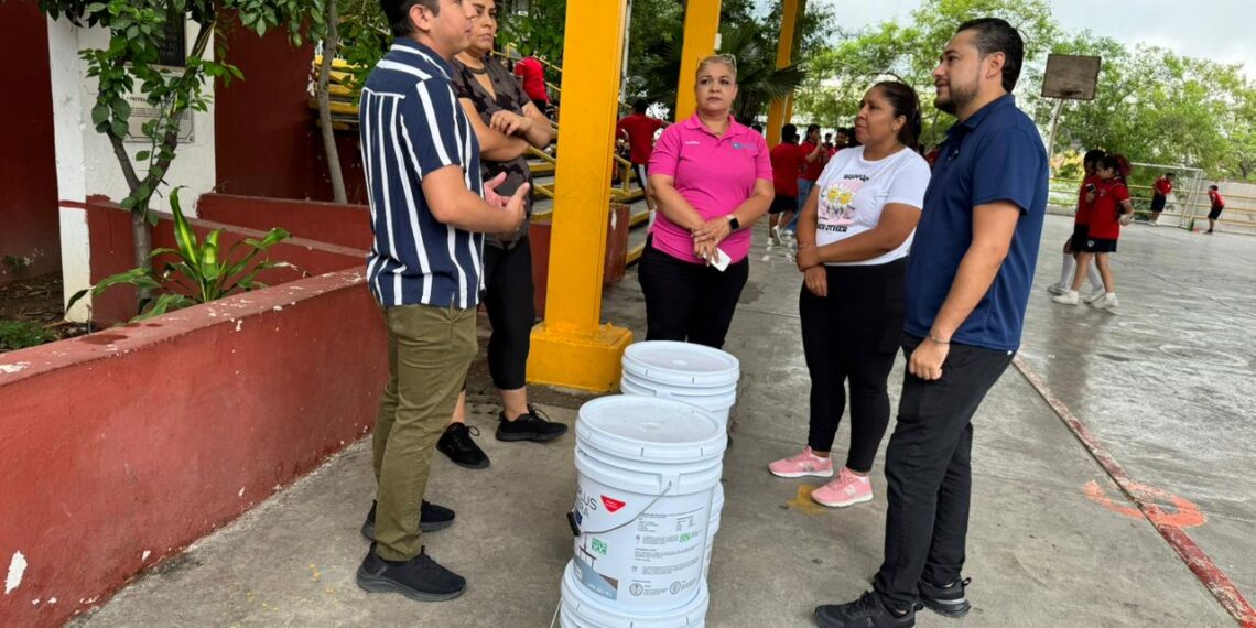 Miguel Lechuga entrega material para mantenimiento de escuelas en Santa Catarina