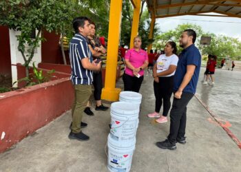 Miguel Lechuga entrega material para mantenimiento de escuelas en Santa Catarina