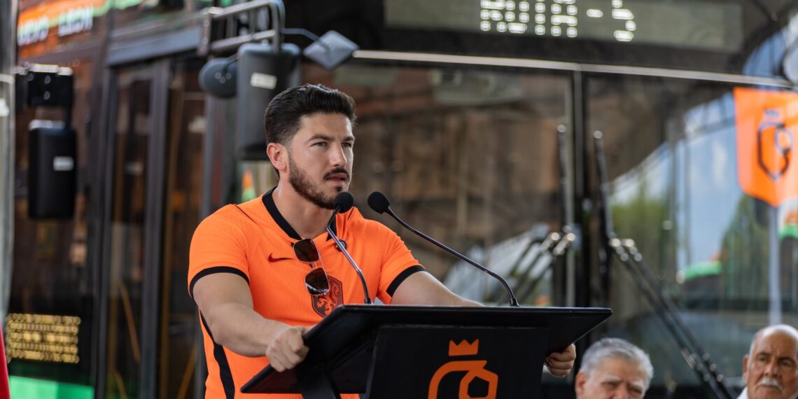 Samuel García entrega 30 nuevos camiones para fortalecer movilidad en el sur de Monterrey