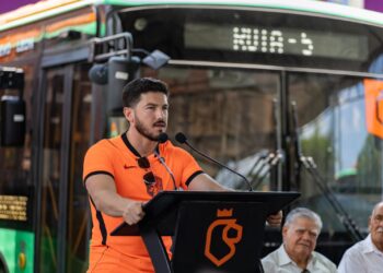 Samuel García entrega 30 nuevos camiones para fortalecer movilidad en el sur de Monterrey