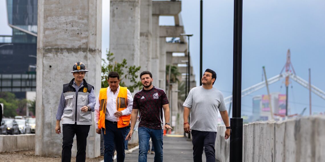 Gobernador supervisa avance de puentes peatonales en el Río Santa Catarina