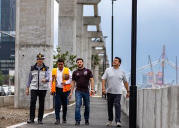 Gobernador supervisa avance de puentes peatonales en el Río Santa Catarina