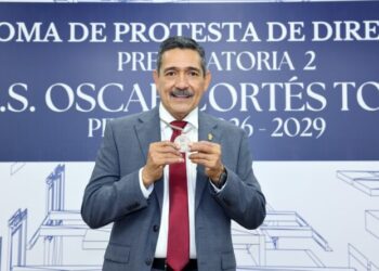 Preparatoria 2 refrenda a Óscar Cortés Torres como director