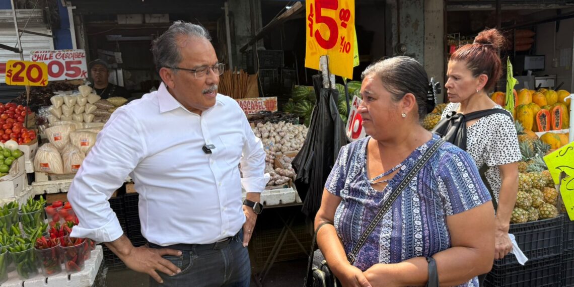 Mijes recorre el Mesón Estrella y refrenda cercanía con comerciantes