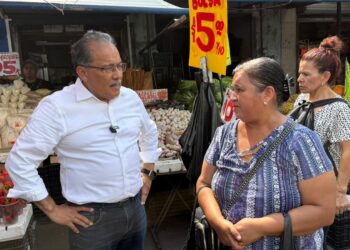Mijes recorre el Mesón Estrella y refrenda cercanía con comerciantes