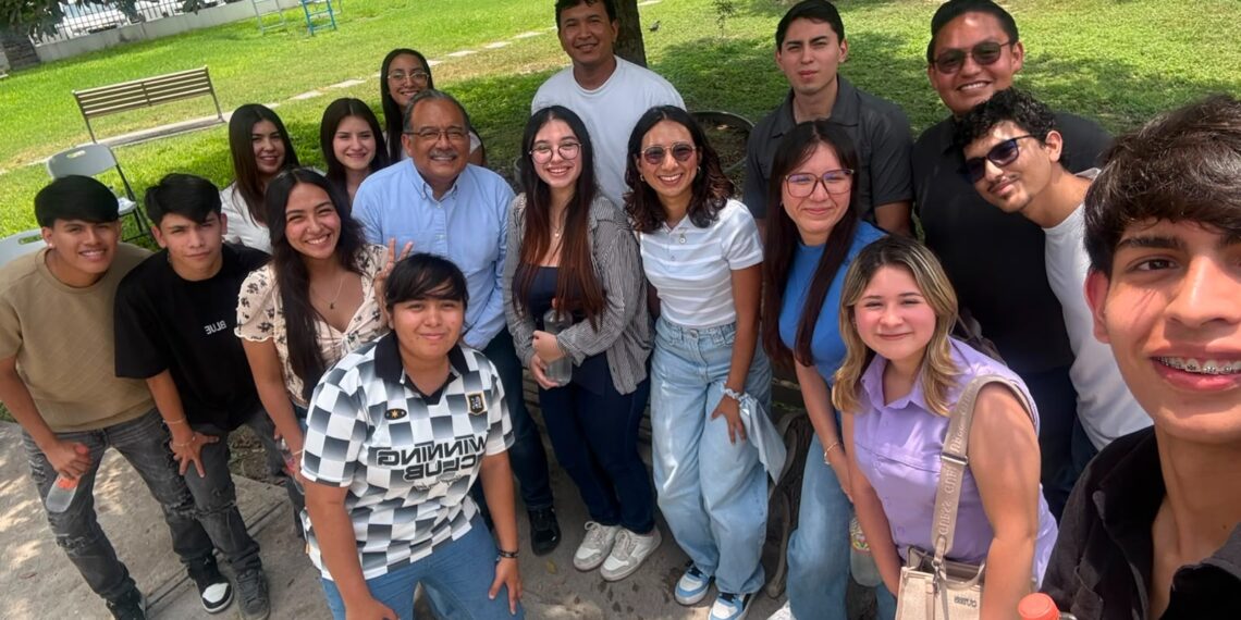 Mijes dialoga con universitarios sobre retos de Nuevo León
