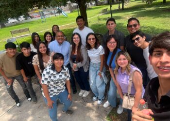 Mijes dialoga con universitarios sobre retos de Nuevo León