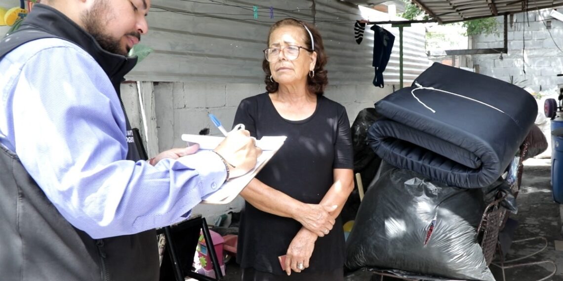Gobierno de Escobedo entrega apoyo a familia afectada por incendio