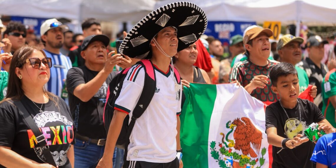 Miles celebran triunfo de México en el arranque del Mundial 2026 durante el Regio Fest