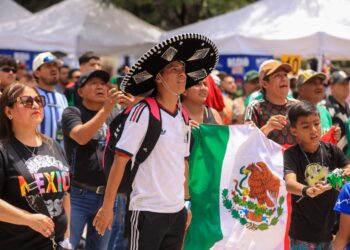 Miles celebran triunfo de México en el arranque del Mundial 2026 durante el Regio Fest
