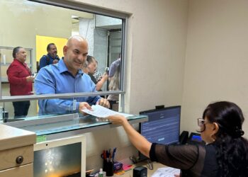 José Luis Santos denuncia colapso de drenaje y fugas de aguas negras en Ciénega de Flores