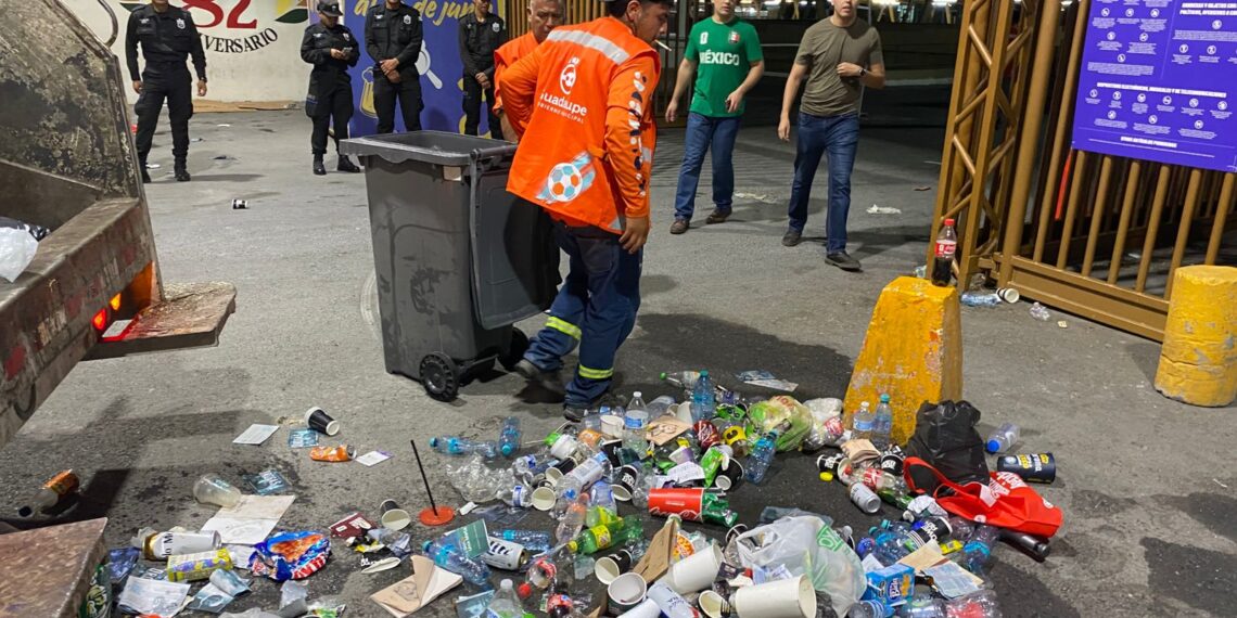 Guadalupe retira más de 35 toneladas de basura tras partido mundialista