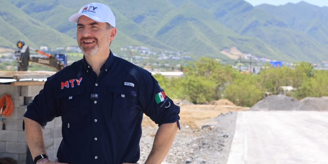 Adrián de la Garza supervisa avances del puente vehicular La Rioja