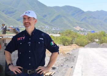Adrián de la Garza supervisa avances del puente vehicular La Rioja