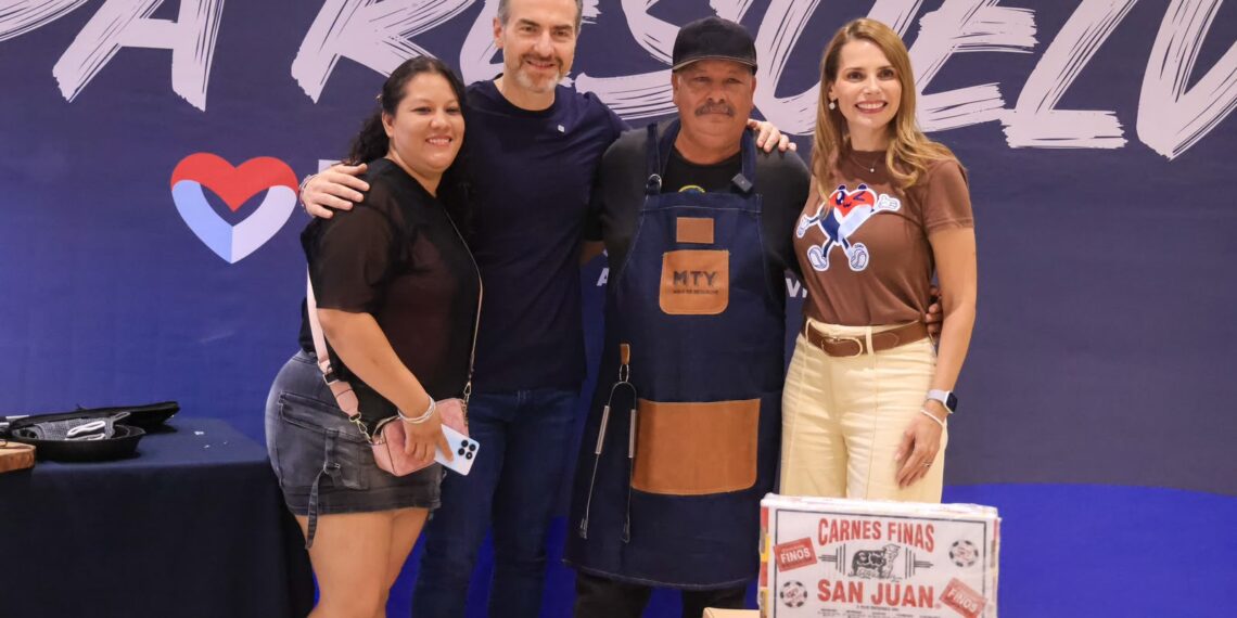 Adrián de la Garza y Gaby Oyervides celebran a papás regiomontanos con entrega de asadores