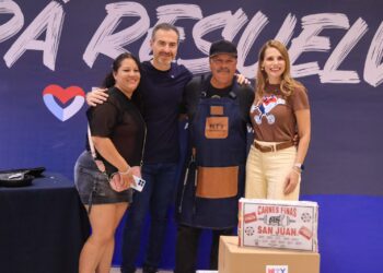 Adrián de la Garza y Gaby Oyervides celebran a papás regiomontanos con entrega de asadores
