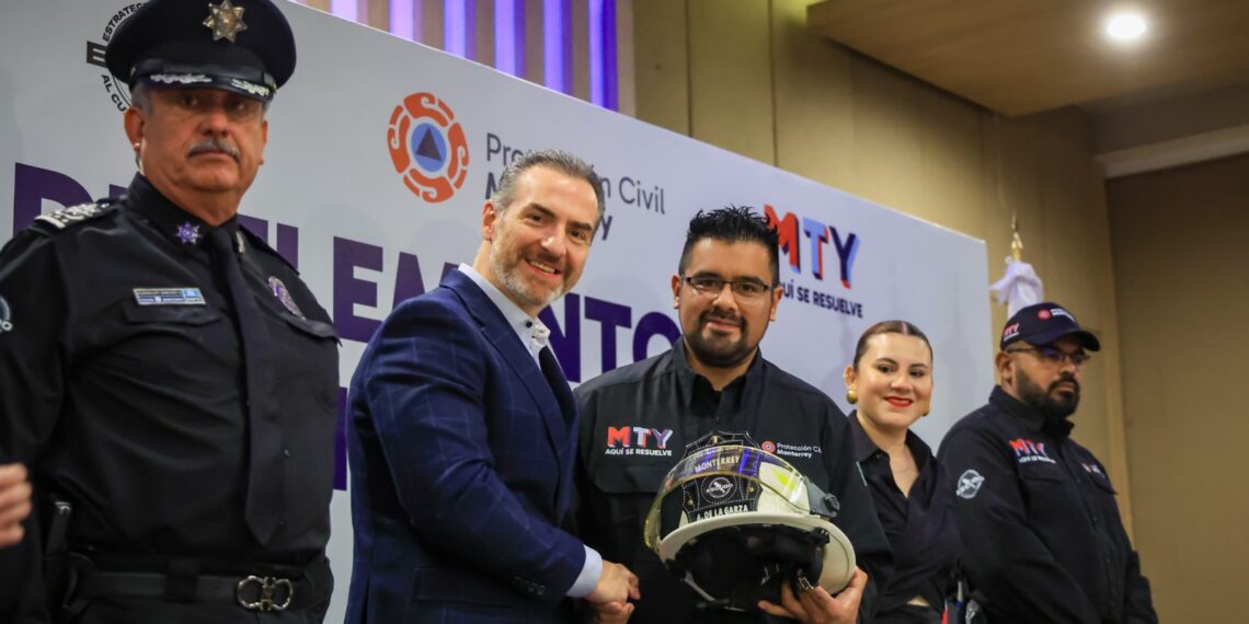 Monterrey gradúa primera generación de Academia de Protección Civil en México