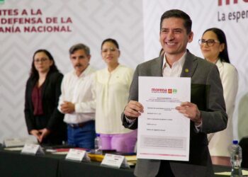 Felipe Cantú recibe constancia para buscar dirigencia de Morena