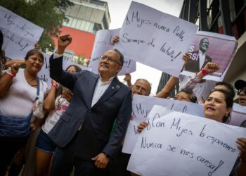Andrés Mijes formaliza su registro en Morena y plantea recuperar el “Nuevo León original”
