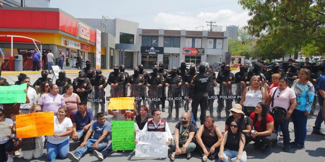 Vecinos de García protestan por falta de agua y exigen soluciones a Agua y Drenaje