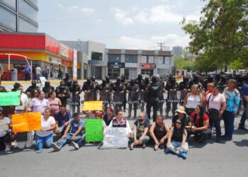 Vecinos de García protestan por falta de agua y exigen soluciones a Agua y Drenaje