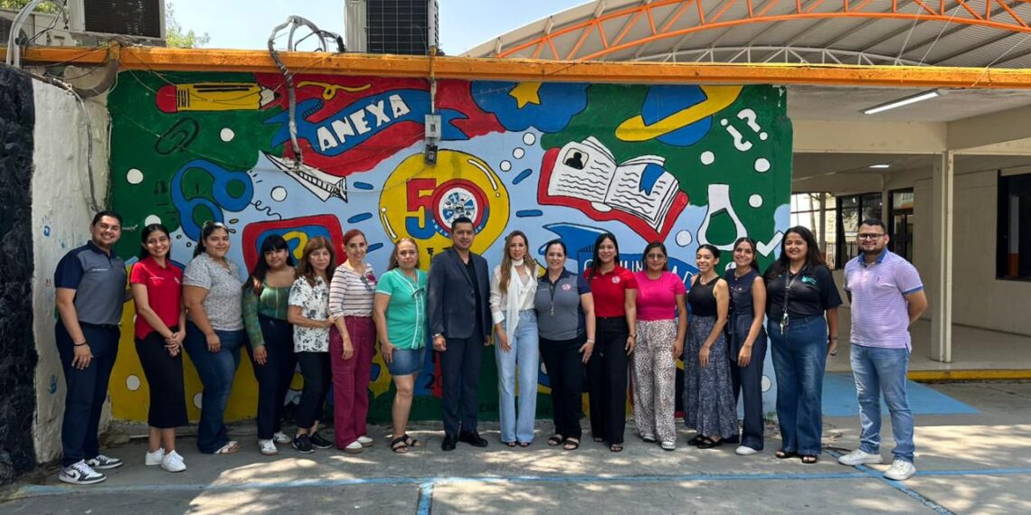 Perla Villarreal entrega mobiliario a cinco escuelas primarias de Monterrey