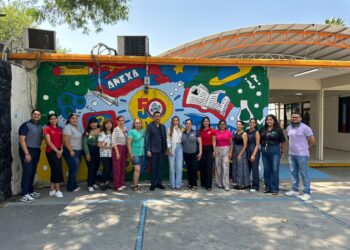 Perla Villarreal entrega mobiliario a cinco escuelas primarias de Monterrey