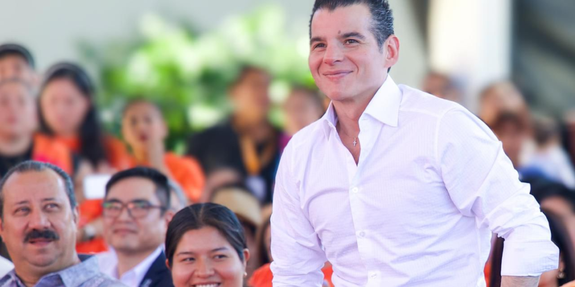 Miguel Flores dona un mes de sueldo para apoyar a perros víctimas de maltrato