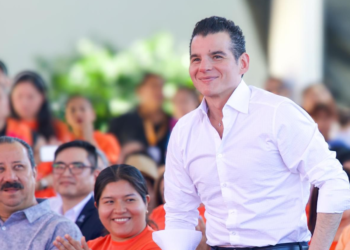 Miguel Flores dona un mes de sueldo para apoyar a perros víctimas de maltrato