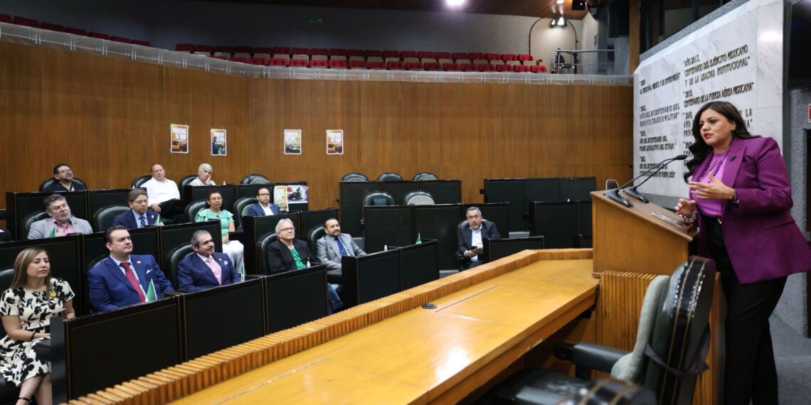 Itzel Castillo fortalece diálogo con colegios profesionales de Nuevo León