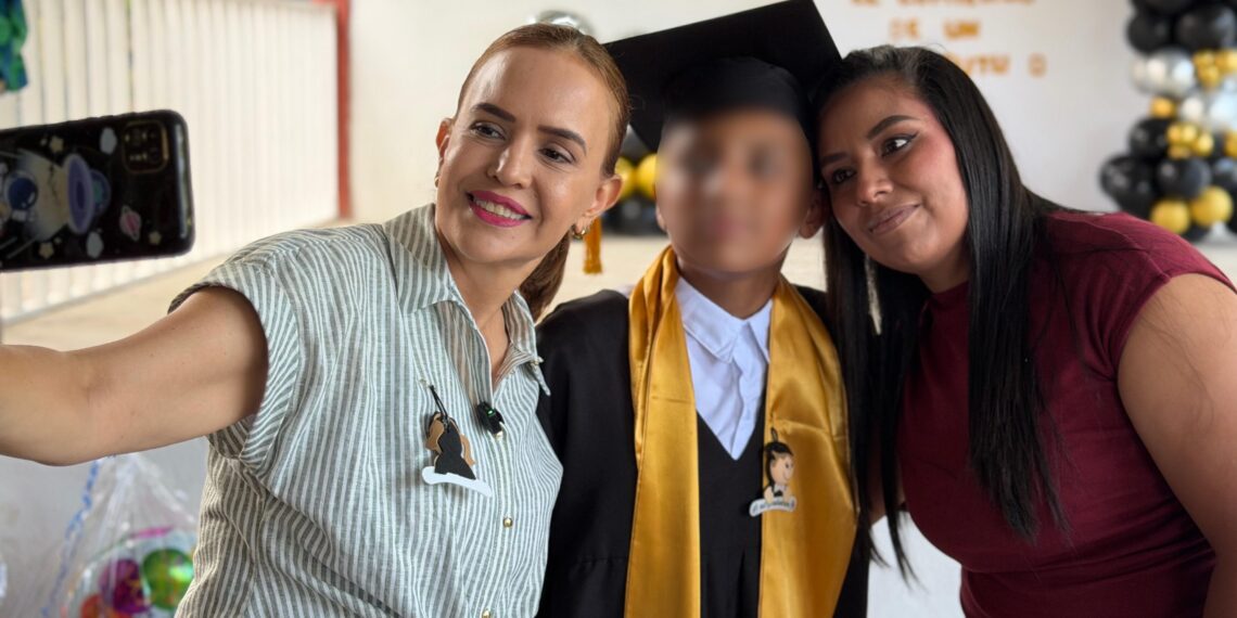 Clara Luz apadrina a estudiantes en Iturbide