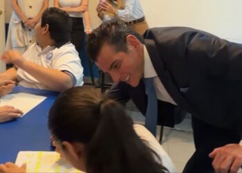 Miguel Flores dona cinco meses de sueldo a CREE A.C.