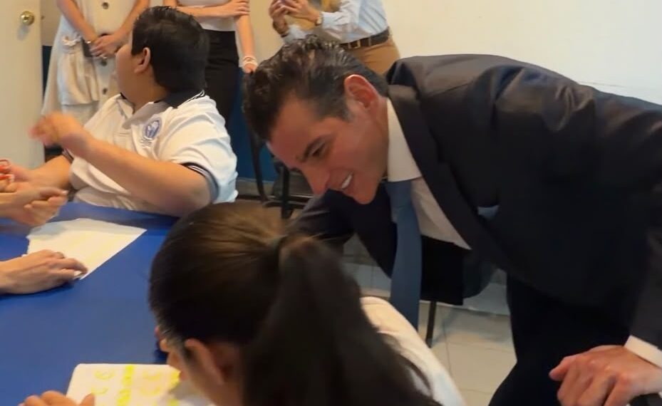 Miguel Flores dona cinco meses de sueldo a CREE A.C.