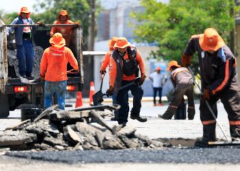Guadalupe refuerza bacheo en Cañada Blanca y Centro América