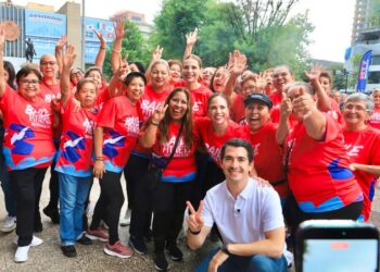 Casi mil mujeres participan en primer Baile Fitness del DIF Monterrey