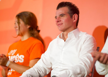 Miguel Flores invita a participar en programa para impulsar el emprendimiento femenino