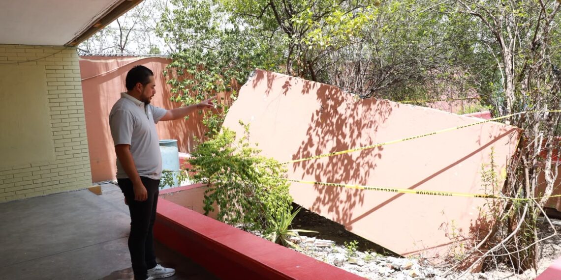 Miguel Lechuga denuncia riesgo de derrumbe en secundaria de Santa Catarina