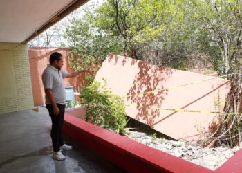 Miguel Lechuga denuncia riesgo de derrumbe en secundaria de Santa Catarina