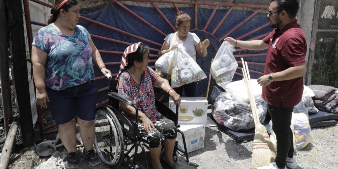 Escobedo brinda apoyo a damnificados por incendio en Miravista